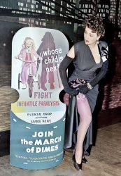 Burlesque-dancer-Gypsy-Rose-Lee-makes-a-donation-to-the-March-of-Dimes-in-1945