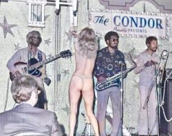 Carol-Doda-on-stage-with-the-band