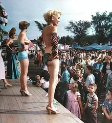 Dancers-putting-the-assets-on-public-display