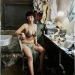 Burlesque-artis-waiting-back-stage