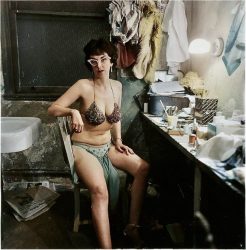 Burlesque-artis-waiting-back-stage