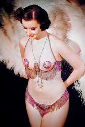 Vegas-show-with-lots-of-feathers